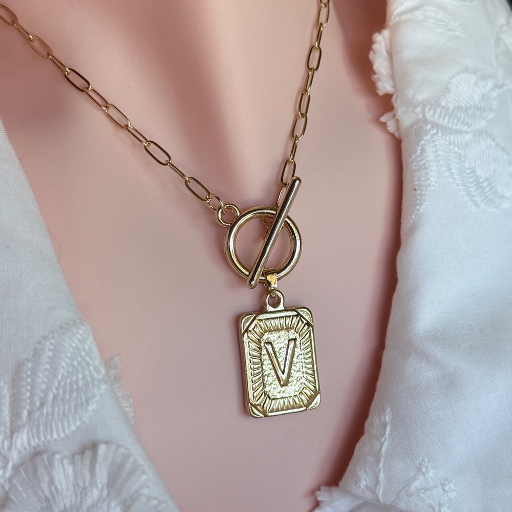 Gold Elegant Pendant Necklace - Picture 5 of 6
